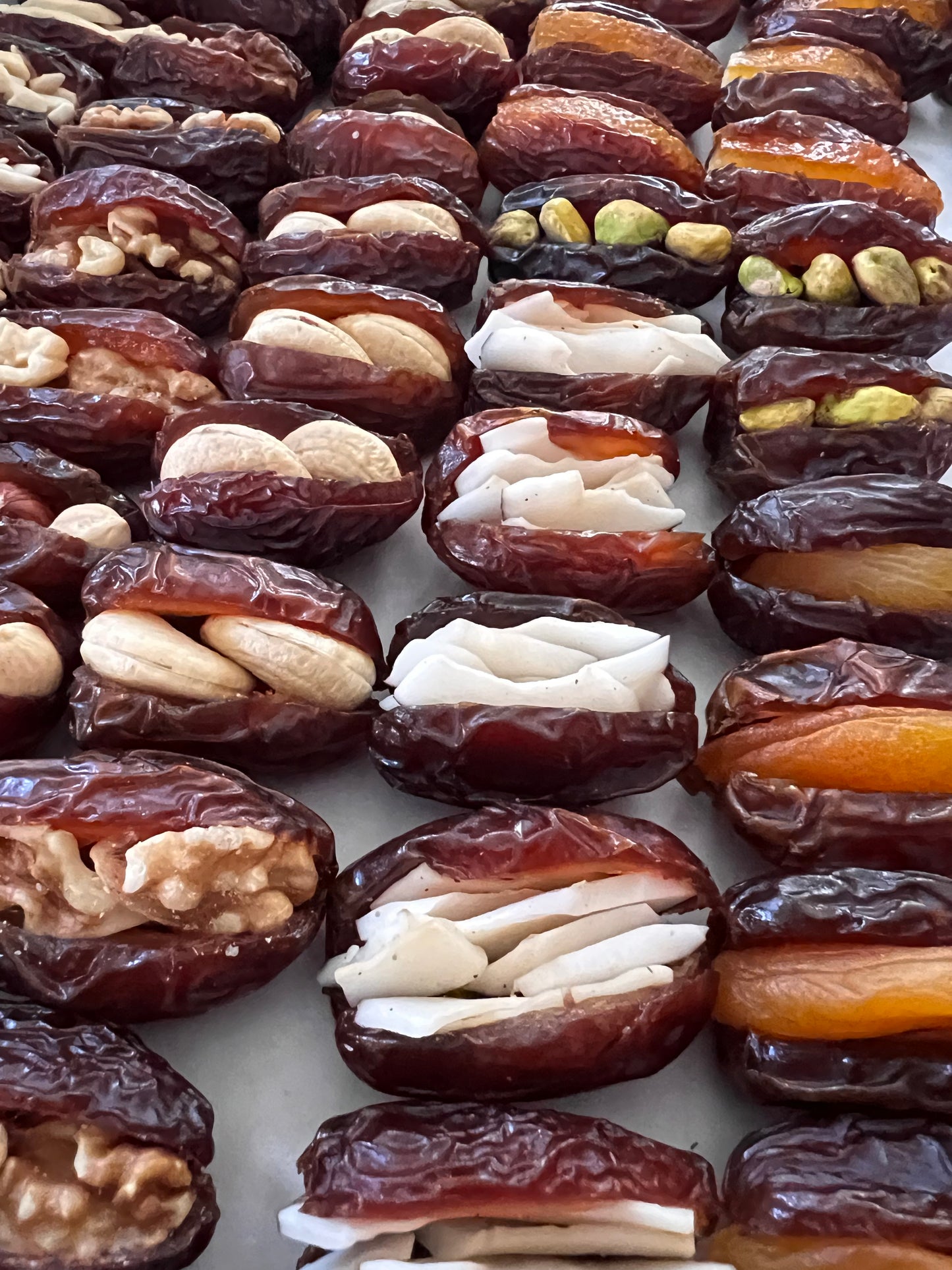 Stuffed dates with 12 Flavors (12 pieces)